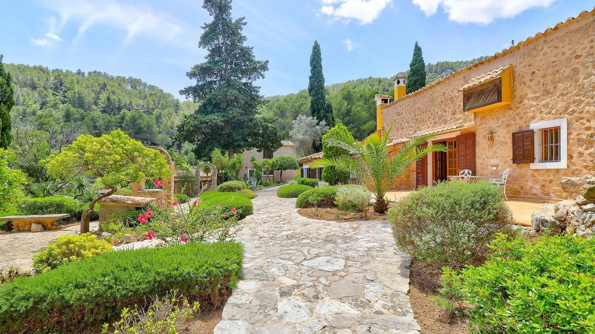 Finca Especial El Pino En Esporles  Villa